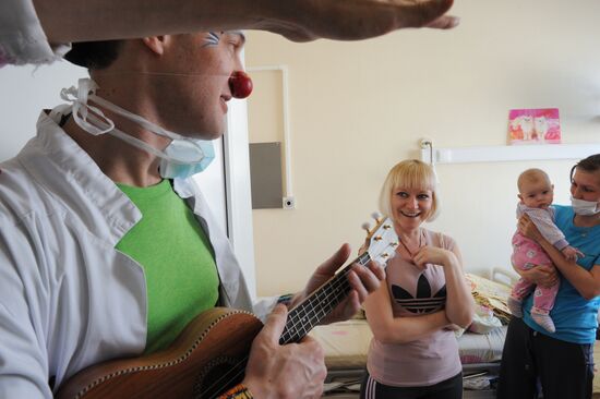 Clown doctors perform in pediatric clinical hospital