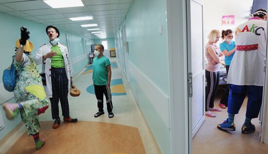 Clown doctors perform in pediatric clinical hospital
