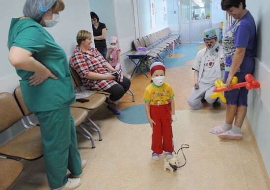 Clown doctors perform in pediatric clinical hospital