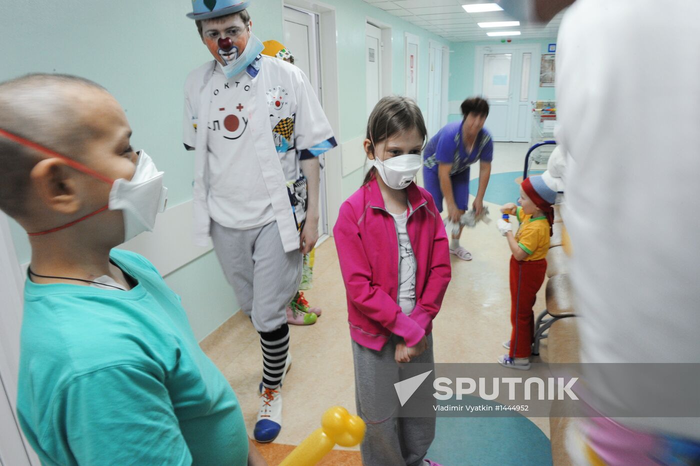 Clown doctors perform in pediatric clinical hospital