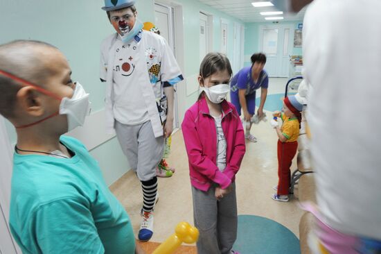 Clown doctors perform in pediatric clinical hospital