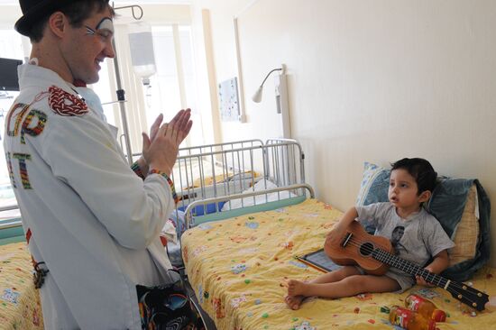 Clown doctors perform in pediatric clinical hospital