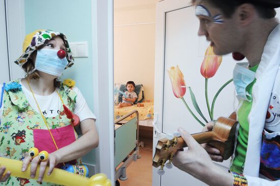 Clown doctors perform in pediatric clinical hospital