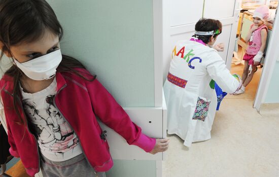 Clown doctors perform in pediatric clinical hospital