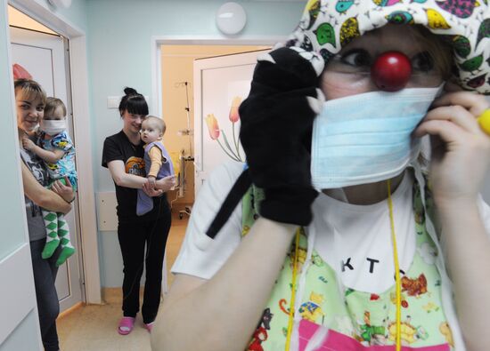 Clown doctors perform in pediatric clinical hospital