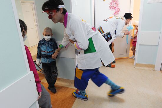 Clown doctors perform in pediatric clinical hospital