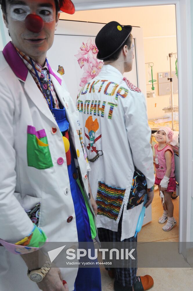 Clown doctors perform in pediatric clinical hospital