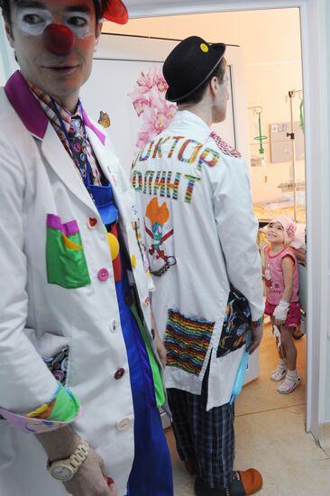 Clown doctors perform in pediatric clinical hospital