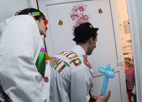 Clown doctors perform in pediatric clinical hospital