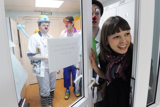 Clown doctors perform in pediatric clinical hospital