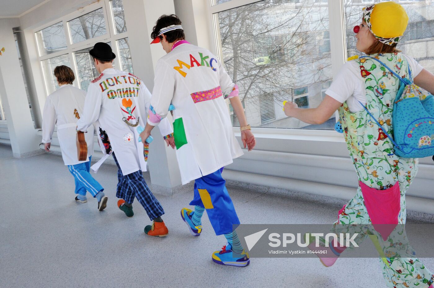 Clown doctors perform in pediatric clinical hospital