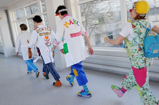 Clown doctors perform in pediatric clinical hospital
