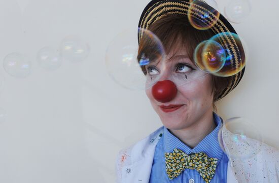 Clown doctors perform in pediatric clinical hospital