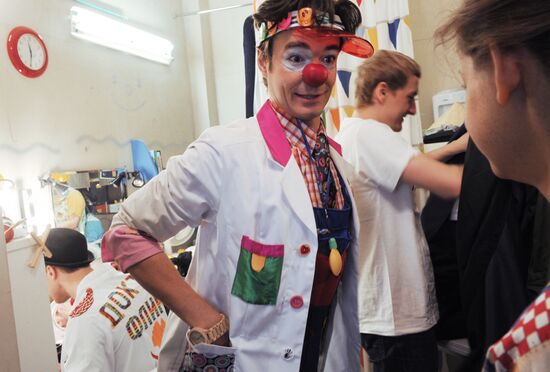 Clown doctors perform in pediatric clinical hospital