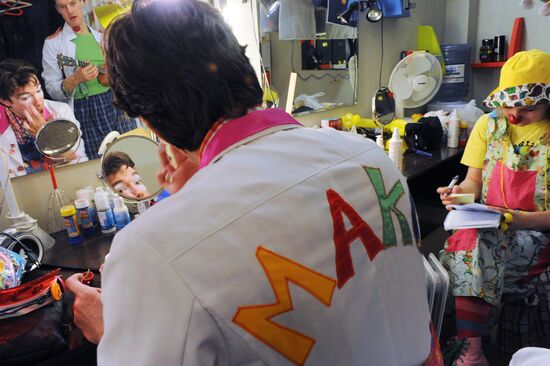 Clown doctors perform in pediatric clinical hospital