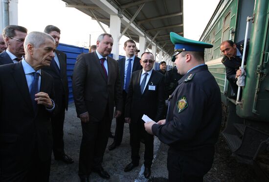 Gennady Onishchenko, Dmitry Rogozin inspect train