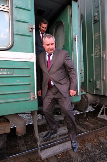 Gennady Onishchenko, Dmitry Rogozin inspect train
