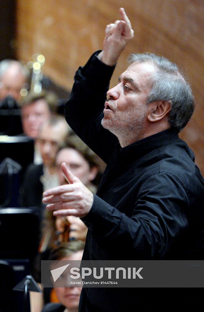 V. Gergiev tests acoustics of Mariinsky Theater's new stage