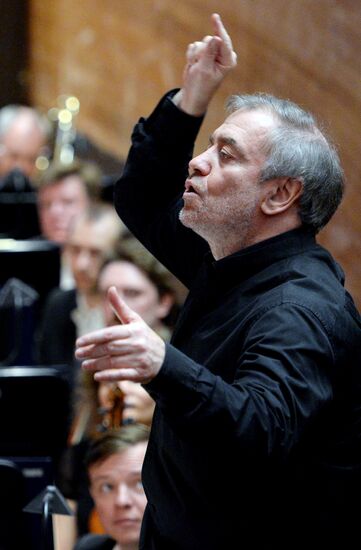 V. Gergiev tests acoustics of Mariinsky Theater's new stage