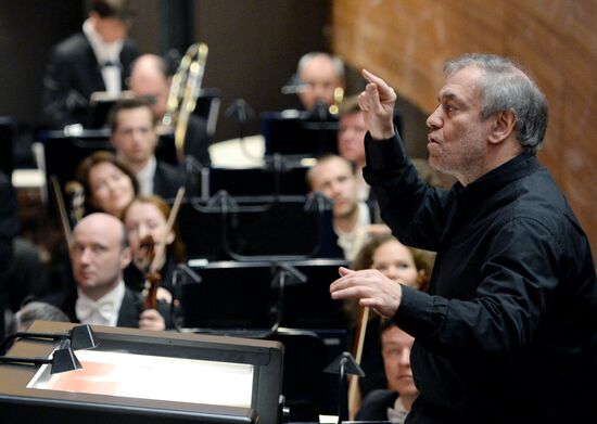 V. Gergiev tests acoustics of Mariinsky Theater's new stage
