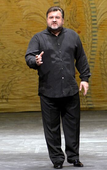 V. Gergiev tests acoustics of Mariinsky Theater's new stage