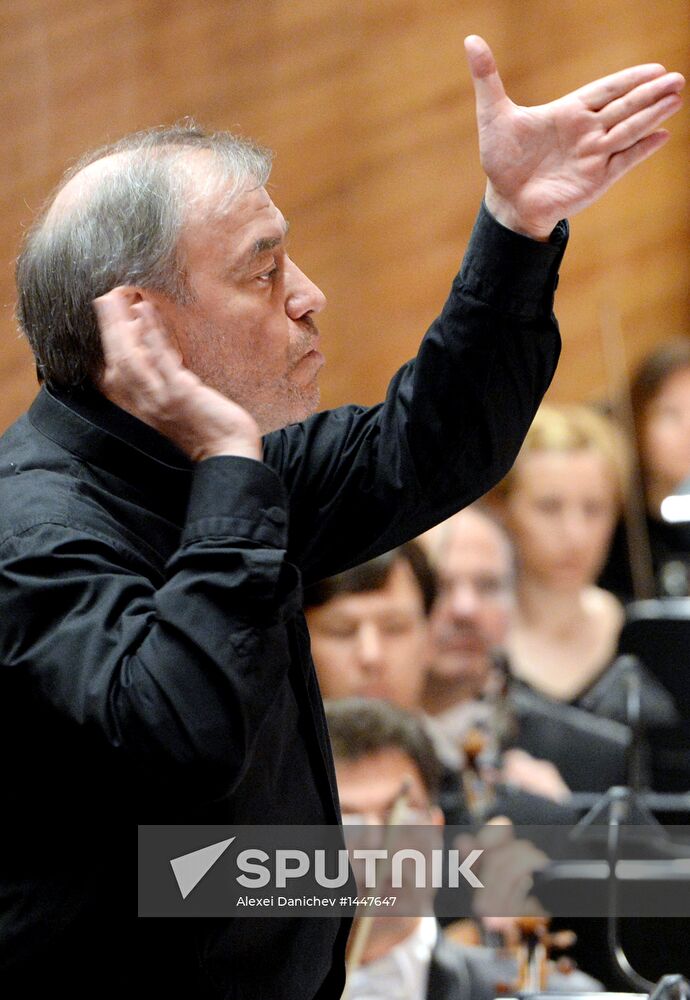 V. Gergiev tests acoustics of Mariinsky Theater's new stage