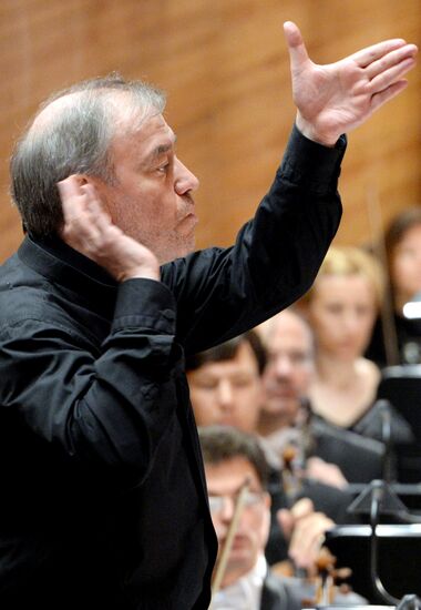 V. Gergiev tests acoustics of Mariinsky Theater's new stage
