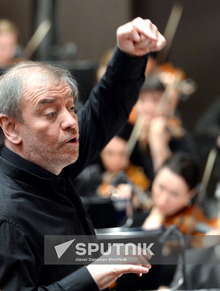 V. Gergiev tests acoustics of Mariinsky Theater's new stage