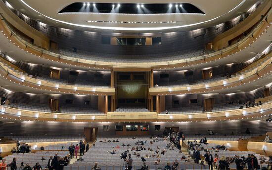 V. Gergiev tests acoustics of Mariinsky Theater's new stage