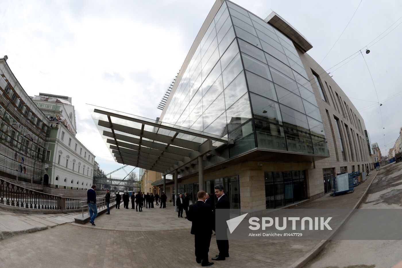 V. Gergiev tests acoustics of Mariinsky Theater's new stage