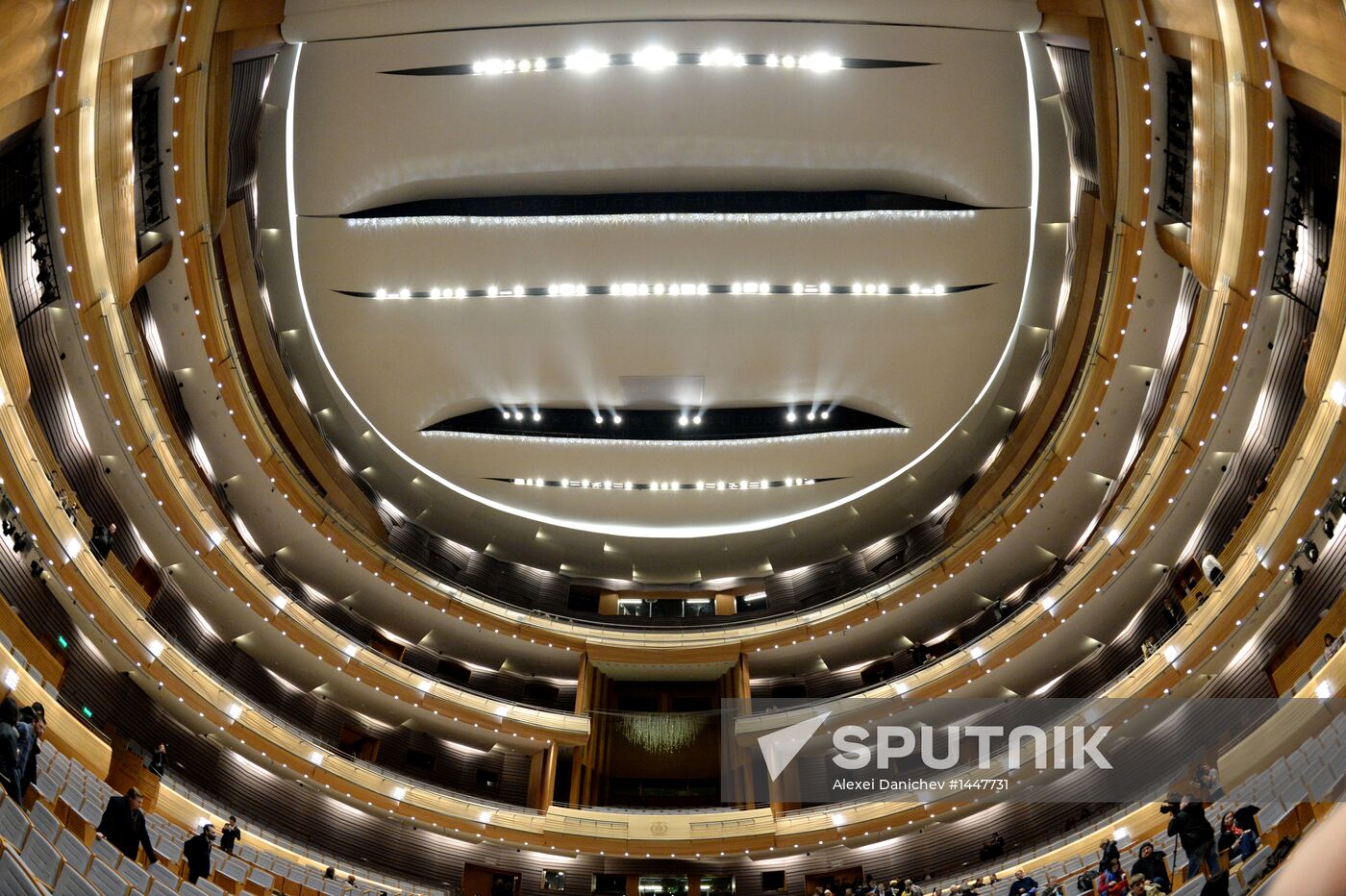 V. Gergiev tests acoustics of Mariinsky Theater's new stage