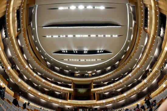 V. Gergiev tests acoustics of Mariinsky Theater's new stage