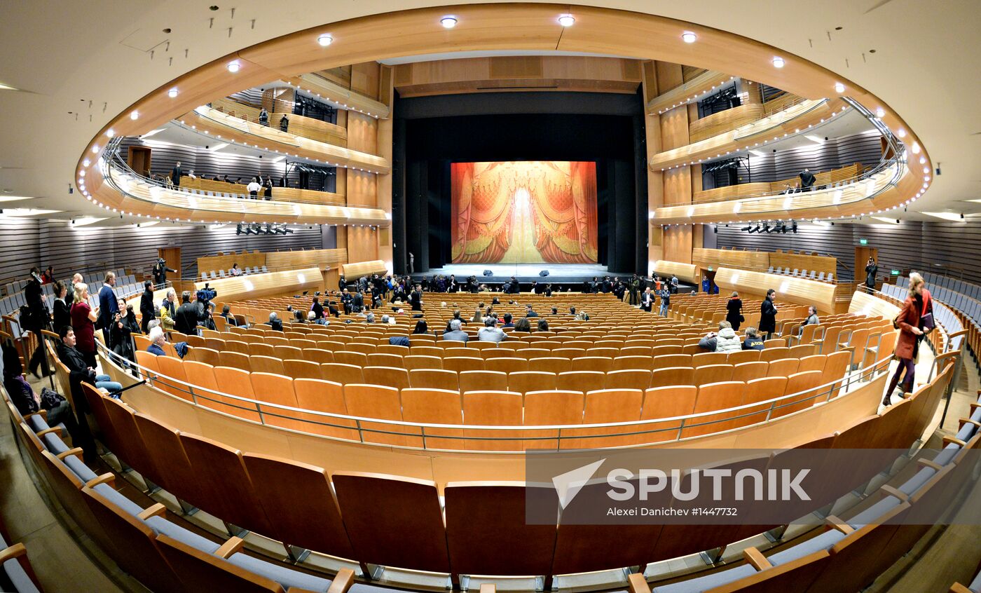 V. Gergiev tests acoustics of Mariinsky Theater's new stage