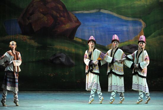 "The Rite of Spring" and "Bella Figura" rehearsed at Bolshoi