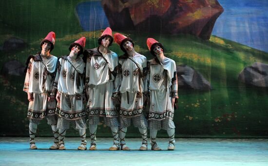 "The Rite of Spring" and "Bella Figura" rehearsed at Bolshoi