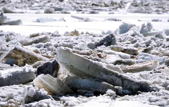 Ice drift in Novgorod Region