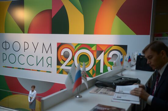 Ivanov, Powell meet at Russia Forum 2013
