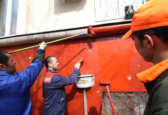 Moscow maintenance crews perform post-winter clean-up
