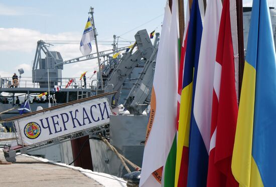 Participants in Blackseafor exercise arrive to Sevastopol