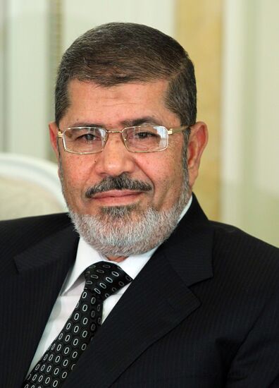 Vladimir Putin meets with Mohamed Morsi
