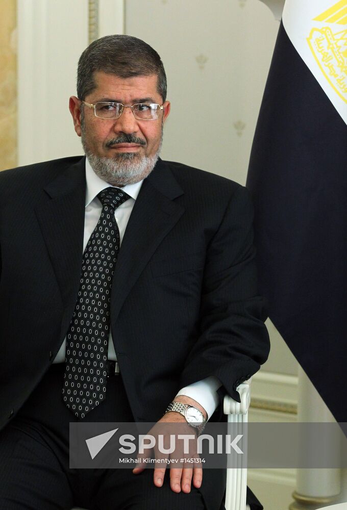 Vladimir Putin meets with Mohamed Morsi