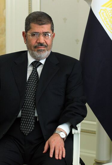 Vladimir Putin meets with Mohamed Morsi