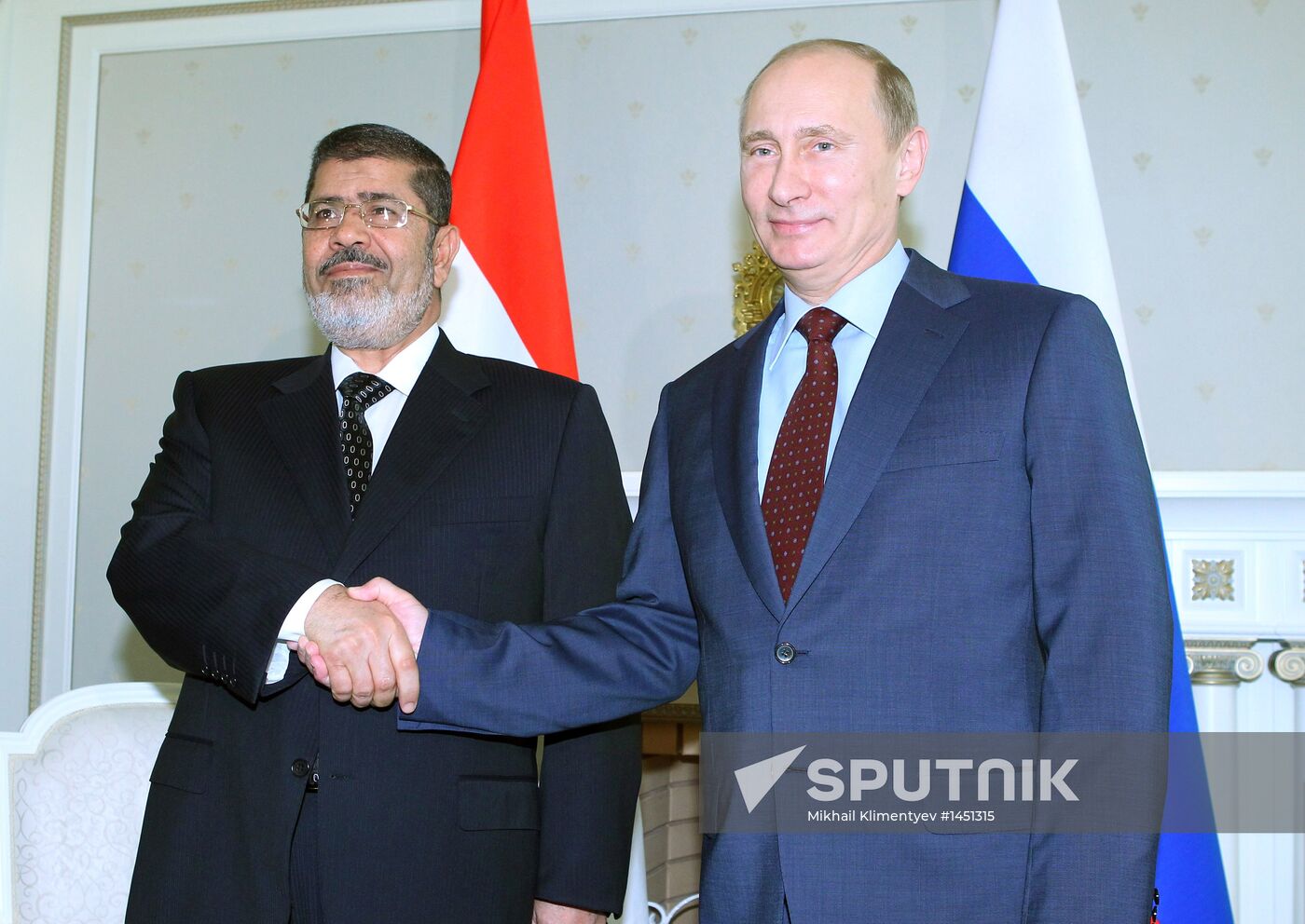 Vladimir Putin meets with Mohamed Morsi