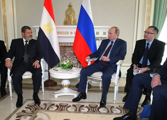 Vladimir Putin meets with Mohamed Morsi