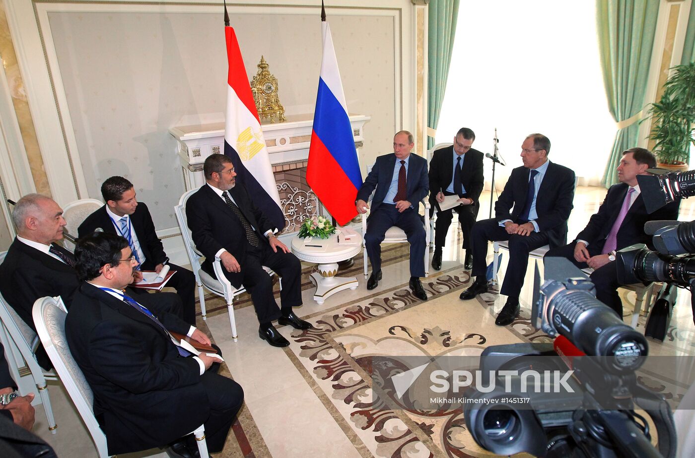 Vladimir Putin meets with Mohamed Morsi