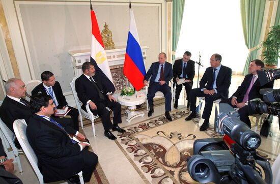 Vladimir Putin meets with Mohamed Morsi