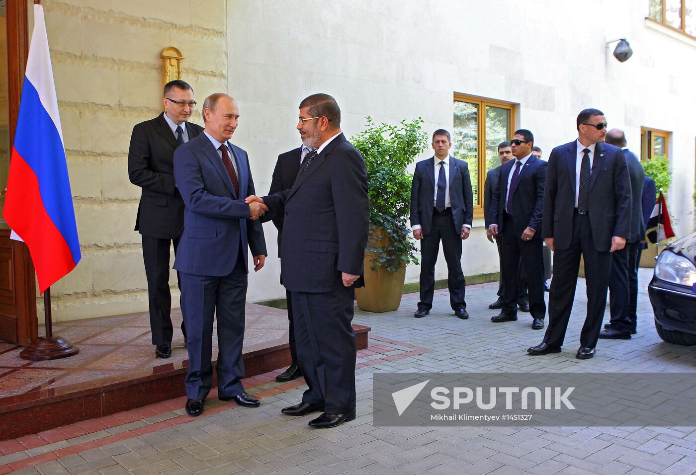 Vladimir Putin meets with Mohamed Morsi
