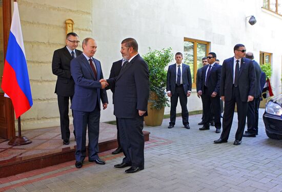 Vladimir Putin meets with Mohamed Morsi