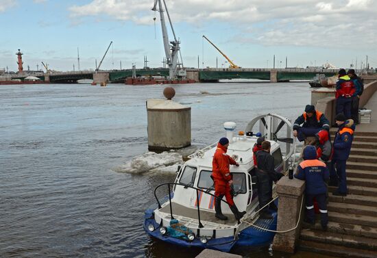 Towing boat sinks in St. Petersburg