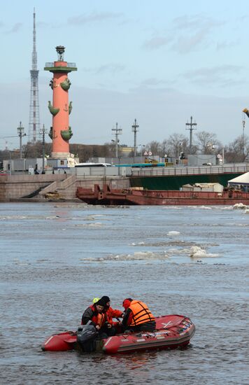 Towing boat sinks in St. Petersburg